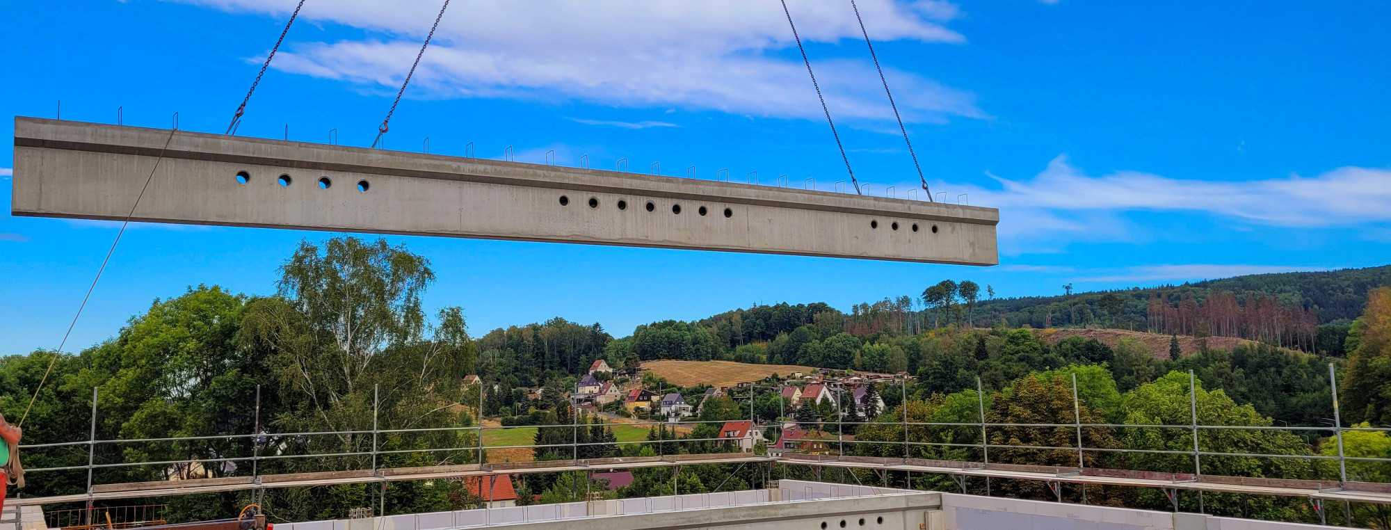 Anlieferung der Fertigteilbinder auf unserer Hillcon Baustelle in Sebnitz 